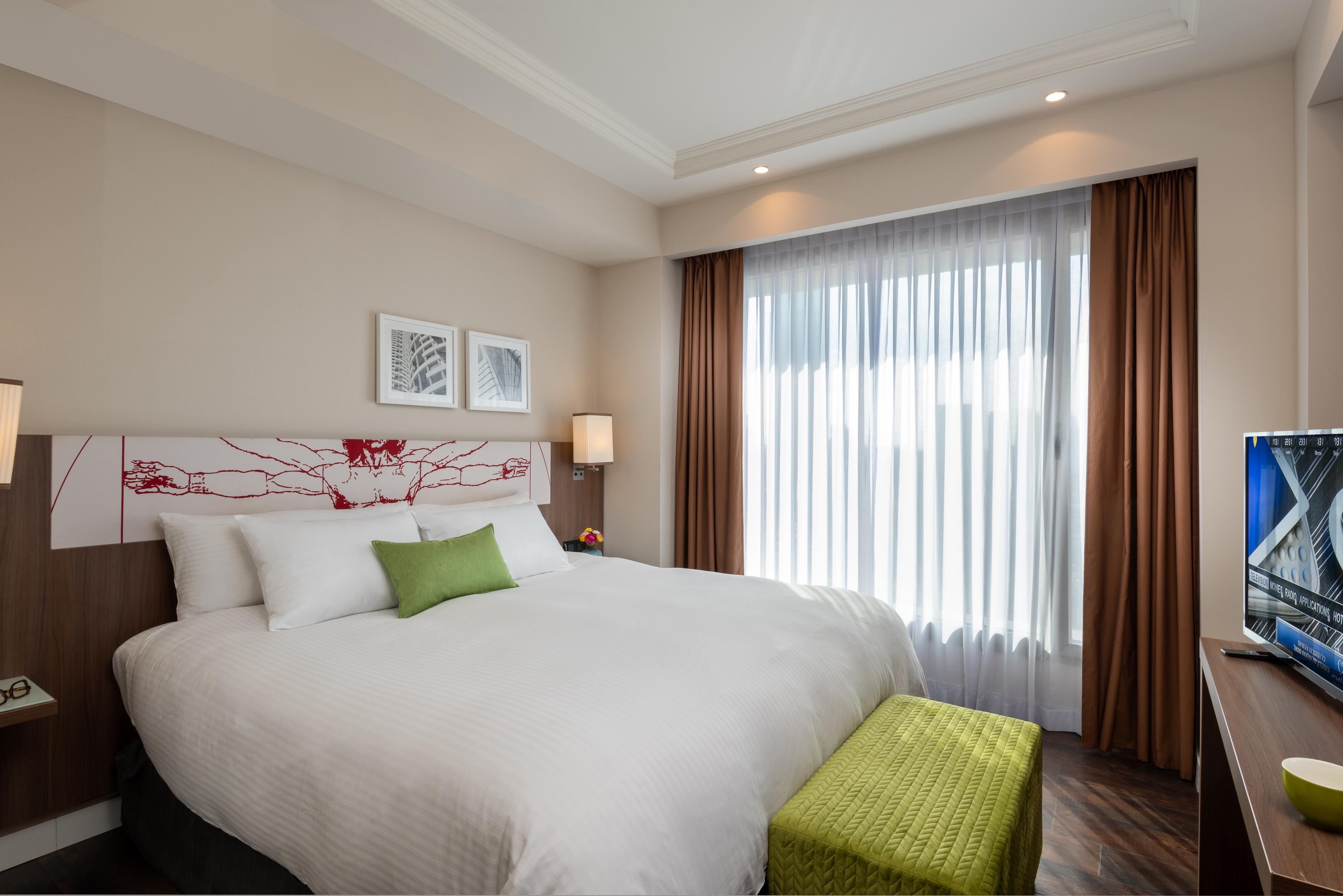 特拉维夫莱昂纳多城市大厦酒店 Giv'atayim 外观 照片 A bedroom at the hotel