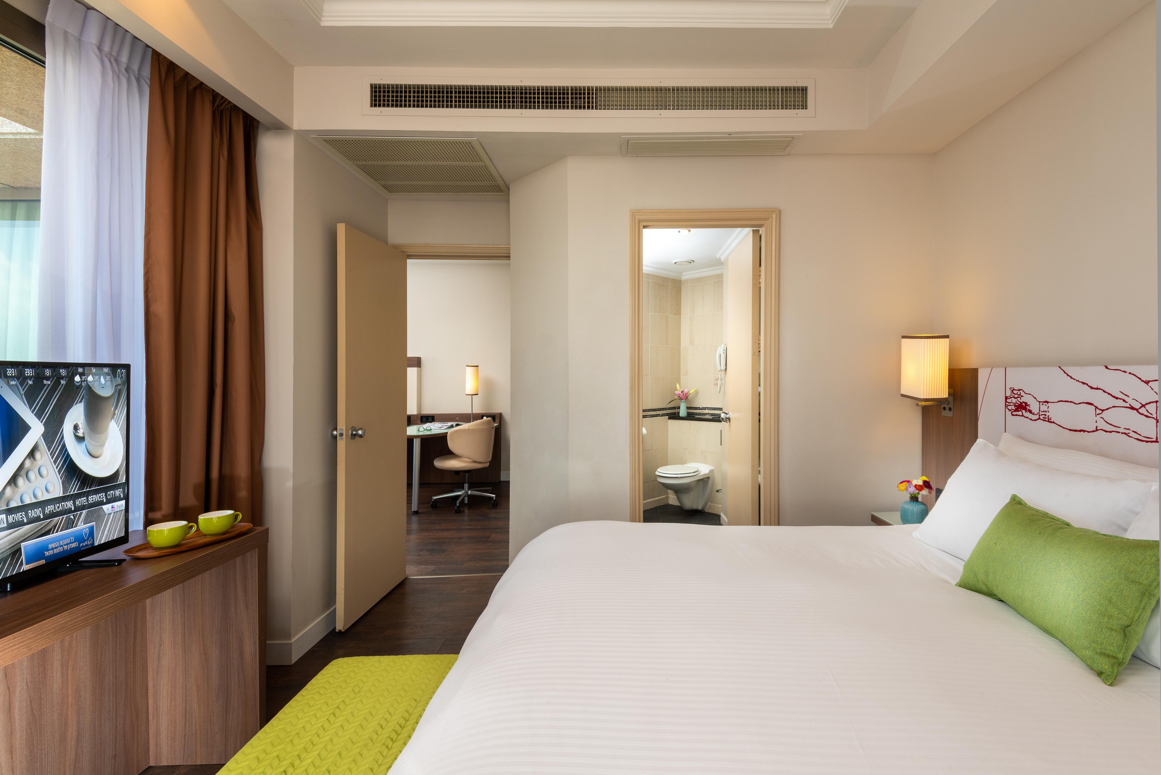 特拉维夫莱昂纳多城市大厦酒店 Giv'atayim 外观 照片 A bedroom at the hotel