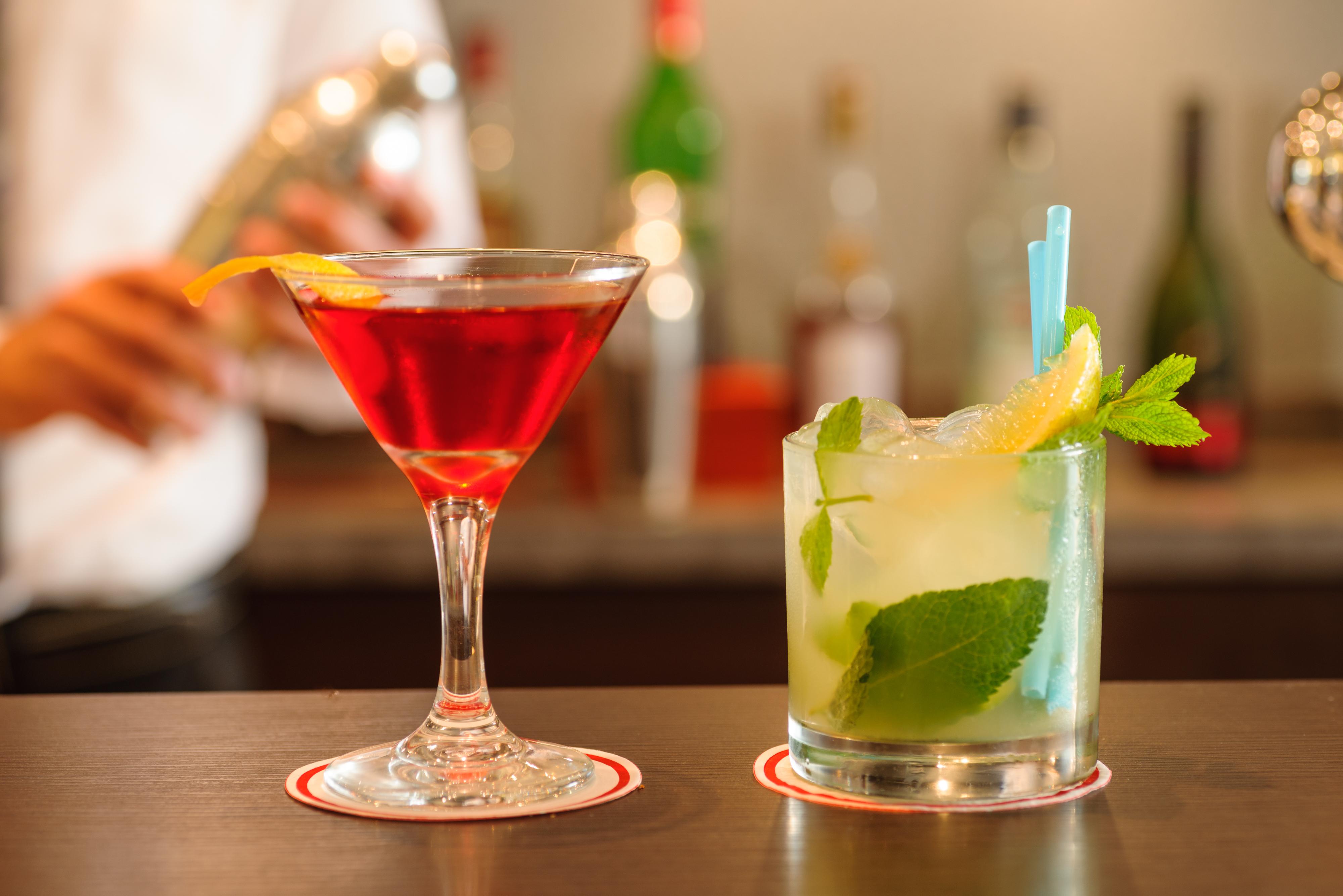 特拉维夫莱昂纳多城市大厦酒店 Giv'atayim 外观 照片 A cosmopolitan (left) and a mojito (right)