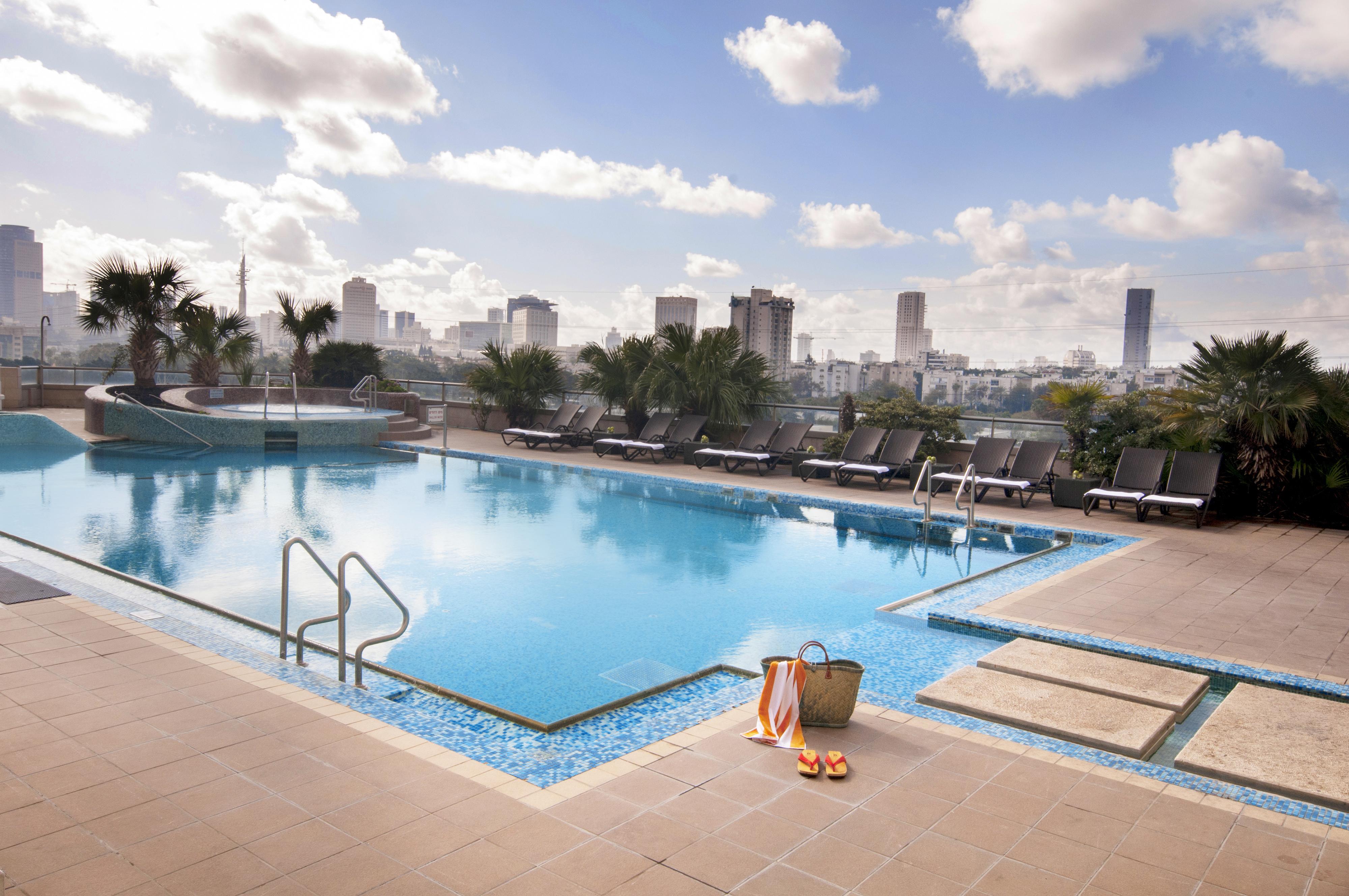 特拉维夫莱昂纳多城市大厦酒店 Giv'atayim 外观 照片 The swimming pool at the hotel