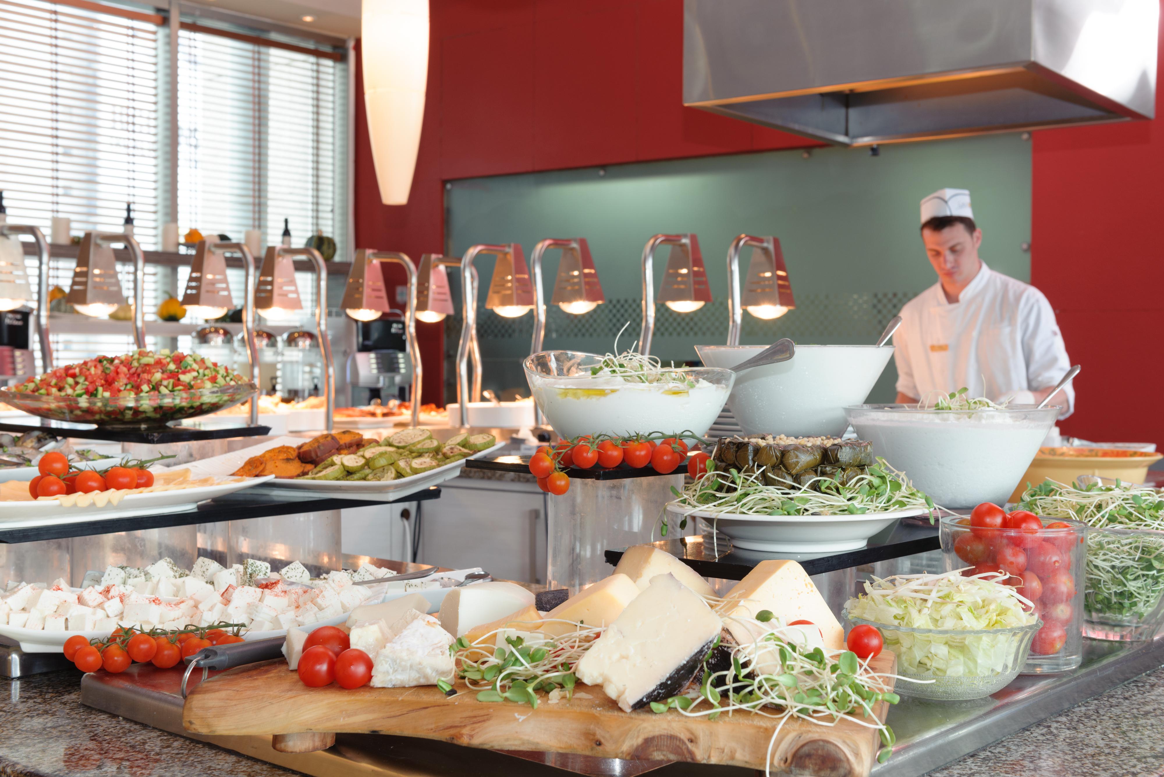 特拉维夫莱昂纳多城市大厦酒店 Giv'atayim 外观 照片 A salad bar