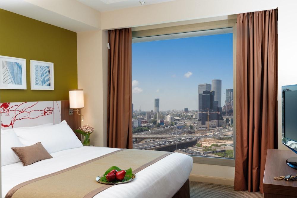 特拉维夫莱昂纳多城市大厦酒店 Giv'atayim 外观 照片 A bedroom at the hotel