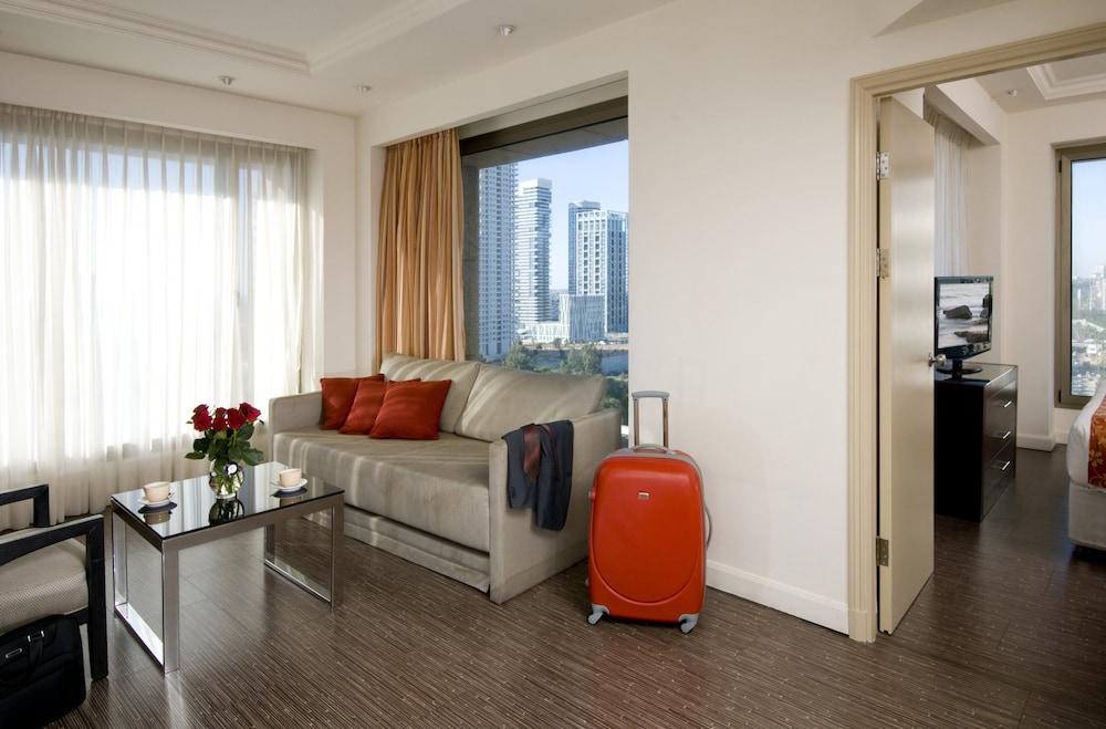 特拉维夫莱昂纳多城市大厦酒店 Giv'atayim 外观 照片 A living room in a serviced apartment in Shanghai, China