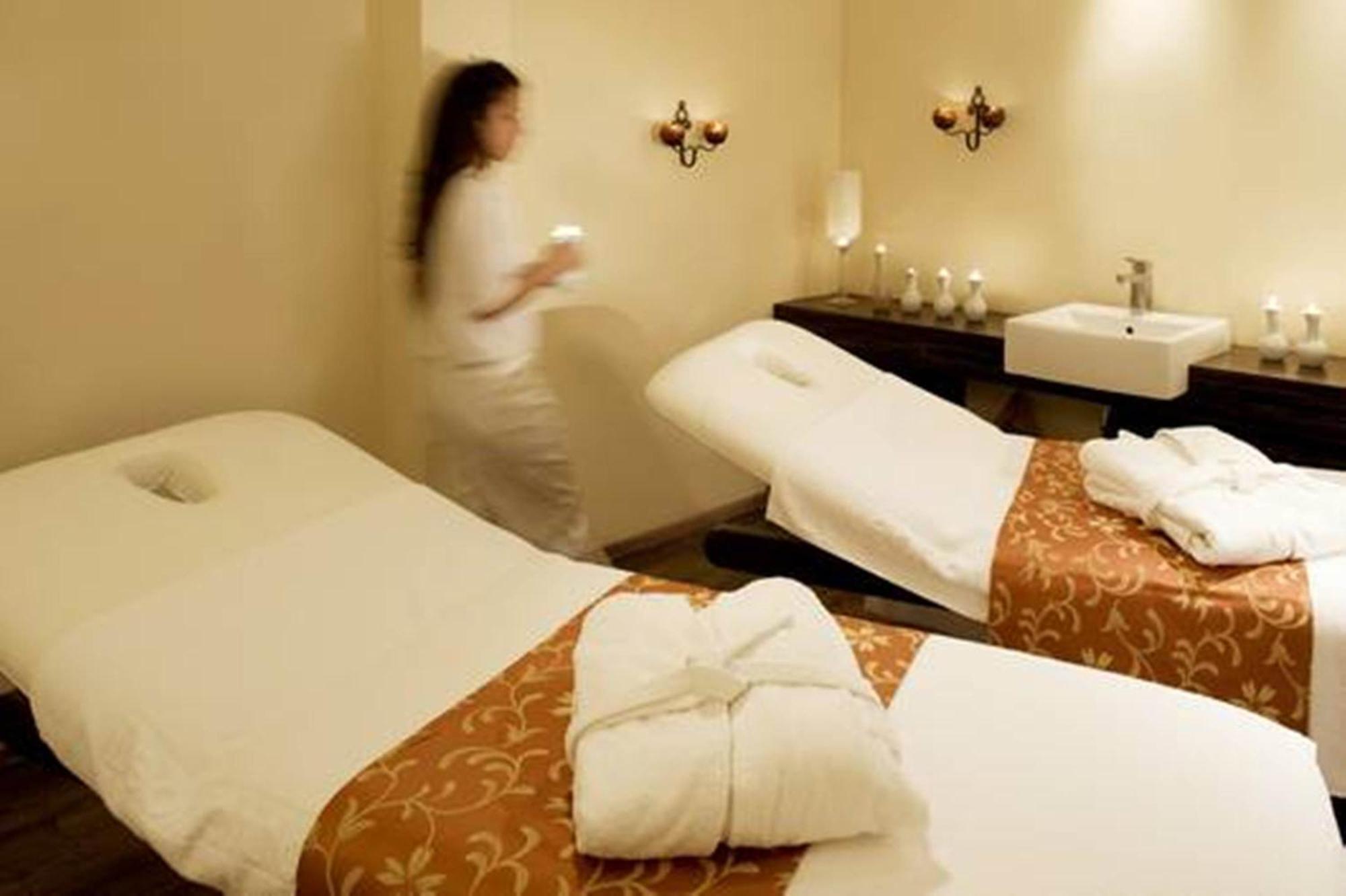特拉维夫莱昂纳多城市大厦酒店 Giv'atayim 外观 照片 A spa treatment room