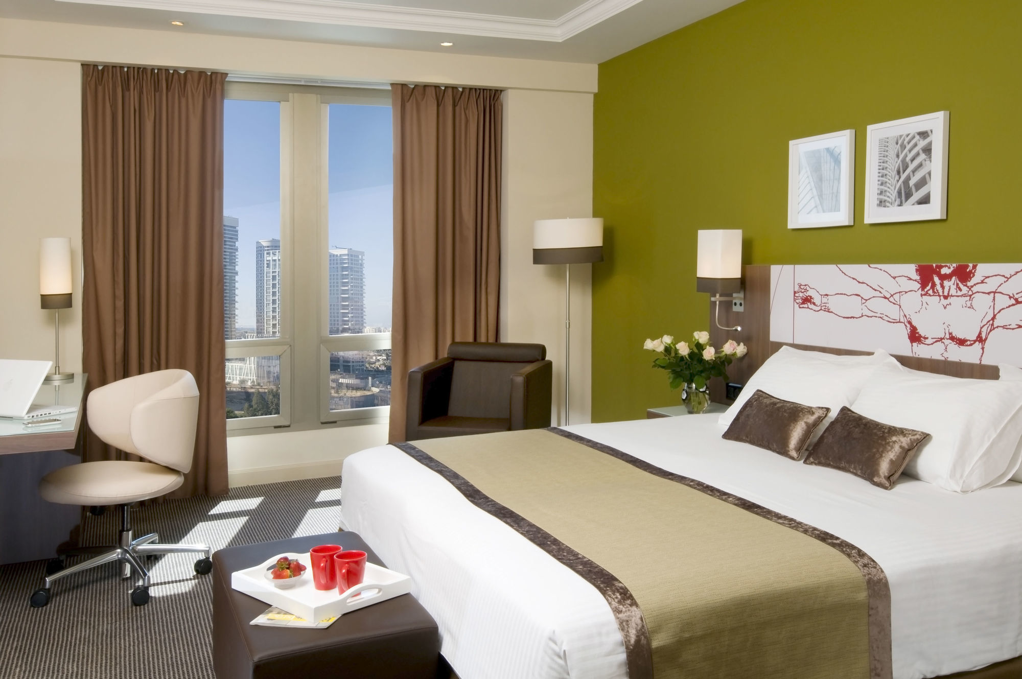 特拉维夫莱昂纳多城市大厦酒店 Giv'atayim 外观 照片 A room at the hotel
