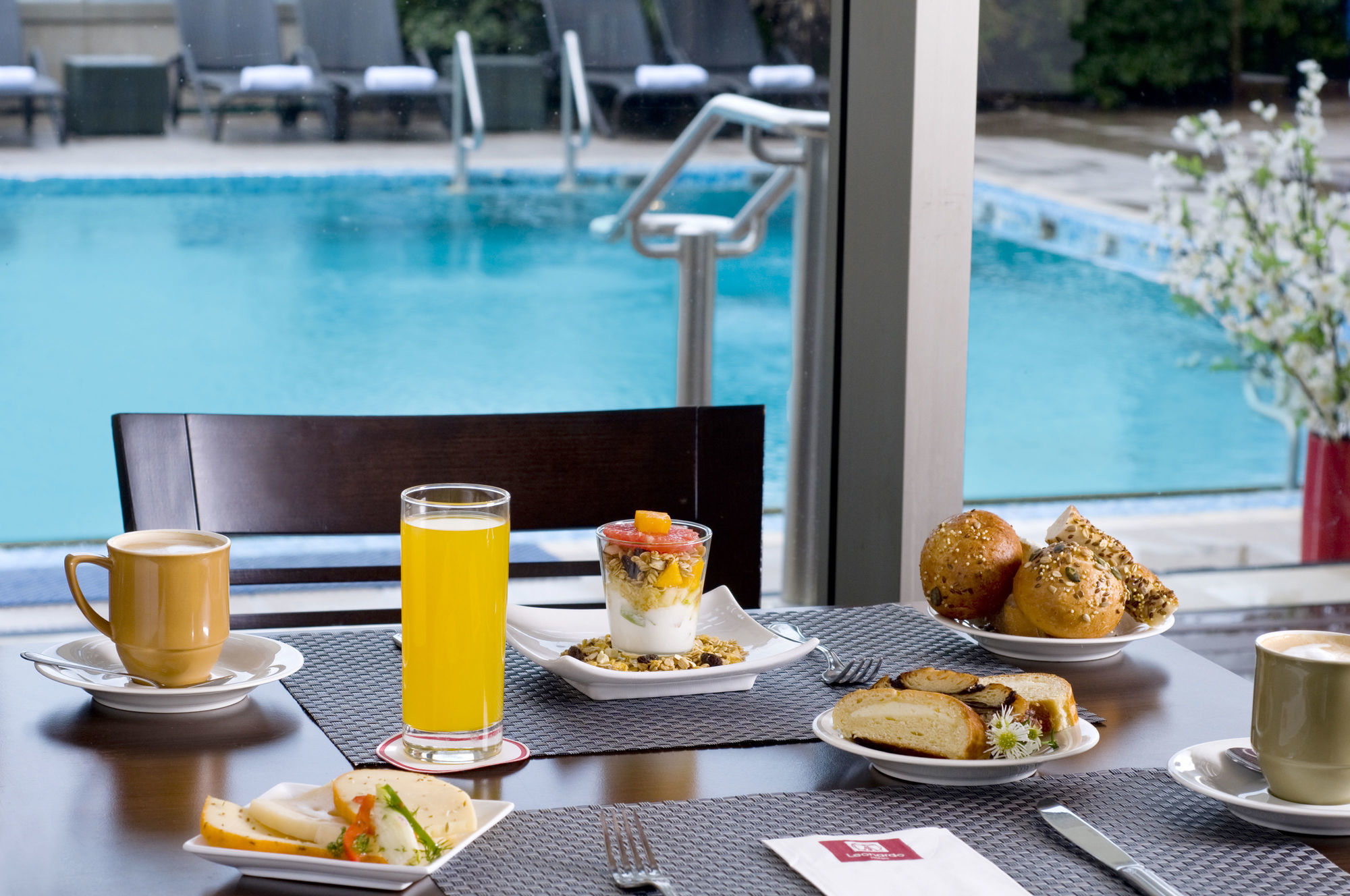 特拉维夫莱昂纳多城市大厦酒店 Giv'atayim 外观 照片 Breakfast at the pool