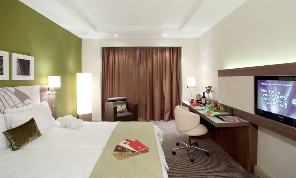 特拉维夫莱昂纳多城市大厦酒店 Giv'atayim 外观 照片 A typical room at the hotel
