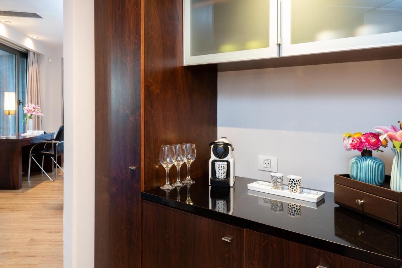 特拉维夫莱昂纳多城市大厦酒店 Giv'atayim 外观 照片 A Nespresso machine in a hotel