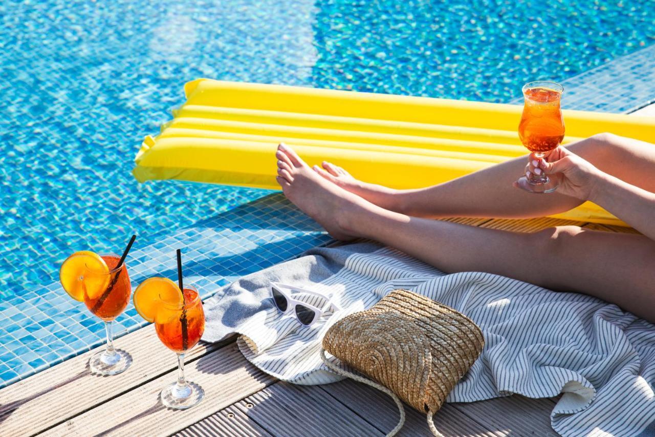 特拉维夫莱昂纳多城市大厦酒店 Giv'atayim 外观 照片 A woman relaxing by a pool